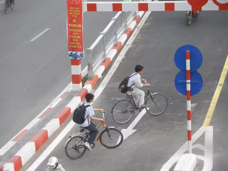 Học sinh đi xe đạp là lực lượng hăng hái vi phạm luật.