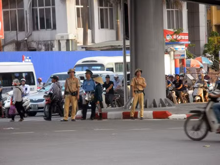 Lực lượng CSGT được tăng cường để đảm bảo giao thông trên và dưới cầu vượt.