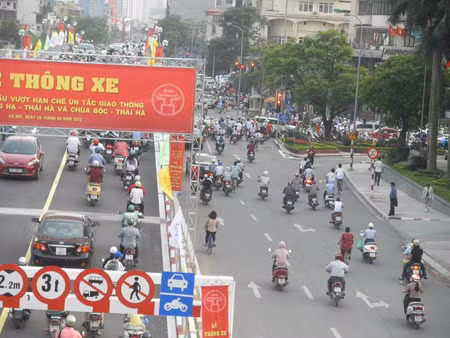 Quang cảnh tại cầu vượt Thái Hà - Láng Hạ giờ tan tầm. Tình trạng giao thông trong ngày đầu thông xe cầu vượt đã phần nào được cải thiện.