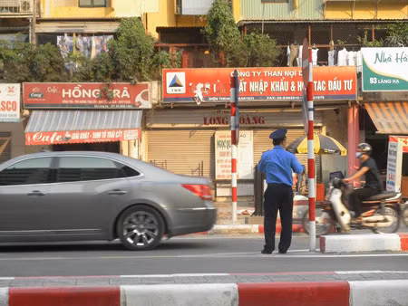 Thanh tra giao thông phải phân công lực lượng chốt chặn tại hai đầu cầu để ngăn chặn các trường hợp vi phạm.