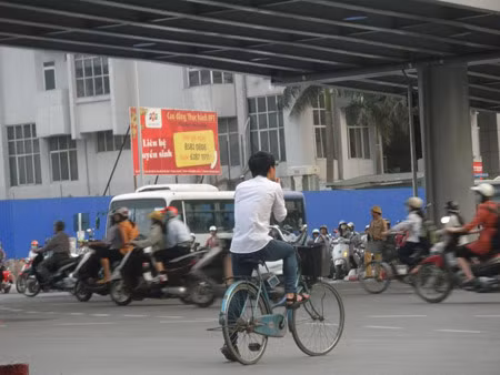 Tuy nhiên, nhiều trường hợp vi phạm luật giao thông vẫn diễn ra tại đây. Trong ảnh là một thanh niên đi xe đạp ngang nhiên vượt đèn đỏ.