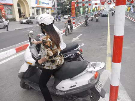 Rất nhiều phụ nữ quay đầu xe ngay trên cầu, dù đã bị cấm.