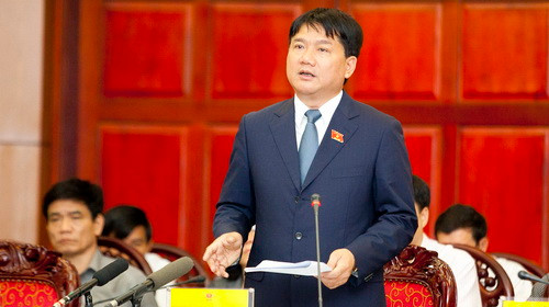 Bộ trưởng Bộ GTVT Đinh La Thăng trả lời các câu hỏi của các đại biểu. Ảnh: Nguyễn Khánh.