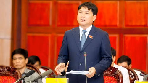 Bộ trưởng Bộ GTVT Đinh La Thăng trả lời các câu hỏi của các đại biểu. Ảnh: Nguyễn Khánh.