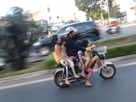 Cả nhà cùng lên xe.