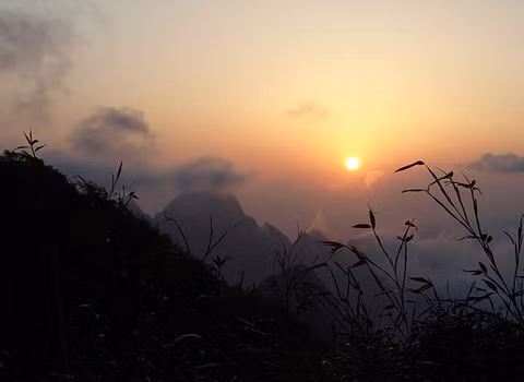 Ở độ cao hơn 2.600m con đường mòn rất hẹp bên hai khe núi gần như dựng đứng. Lúc này bóng nắng đã khuất, hoàng hôn trên đỉnh Fansipan có một vẻ đẹp lạ thường khi ánh mặt trời cuối ngày xuyên những tia nắng cuối cùng qua từng đám mây mù bao quanh nhiều đỉnh núi. Ở độ cao hơn 2.600m con đường mòn rất hẹp bên hai khe núi gần như dựng đứng. Lúc này bóng nắng đã khuất, hoàng hôn trên đỉnh Fansipan có một vẻ đẹp lạ thường khi ánh mặt trời cuối ngày xuyên những tia nắng cuối cùng qua từng đám mây mù bao quanh nhiều đỉnh núi.