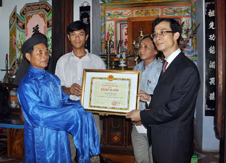 Ông Trần Duy Hải, Phó Chủ nhiệm Ủy ban Biên giới Quốc gia trao tặng Bằng khen của Bộ Ngoại giao cho Gia tộc họ Đặng ở Lý Sơn. Ảnh Nguyễn Đăng Lâm/TTXVN. Ông Trần Duy Hải, Phó Chủ nhiệm Ủy ban Biên giới Quốc gia trao tặng Bằng khen của Bộ Ngoại giao cho Gia tộc họ Đặng ở Lý Sơn. Ảnh Nguyễn Đăng Lâm/TTXVN.