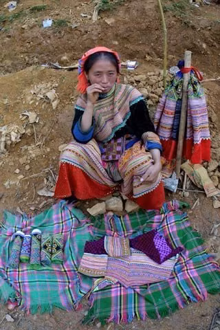 Chọn một góc vắng vẻ, người phụ nữ H’Mông này bày bán chỉ một chiếc áo, vài cái xà cạp tự tay làm.