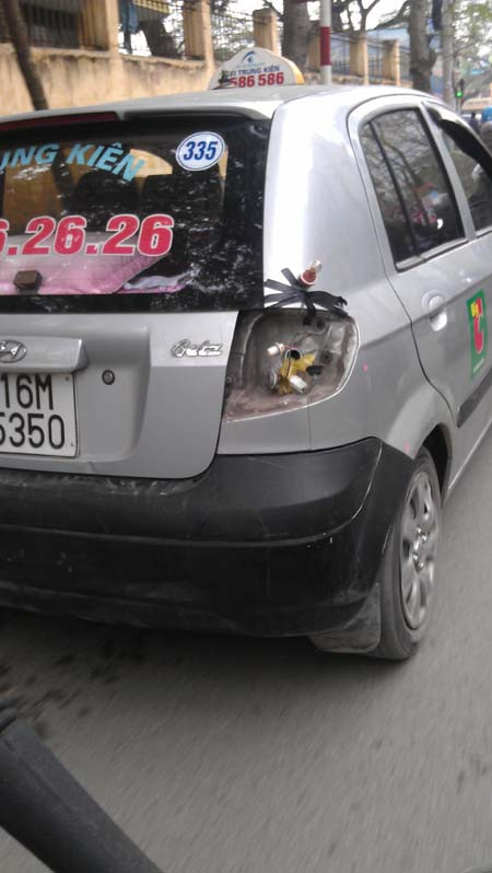 Dùng tạm đèn thay thế khi xe chưa được mang đi sửa.