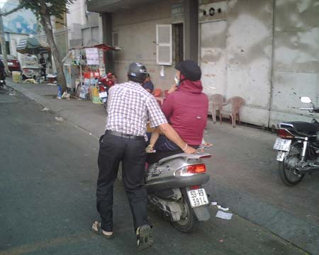 Hết lòng phục vụ vợ con.