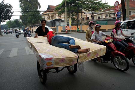 Tranh thủ ngả lưng.