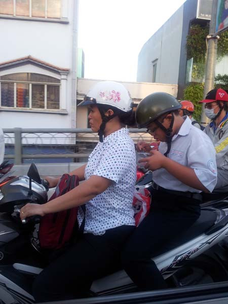 Tranh thủ nạp năng lượng trên đường đi.