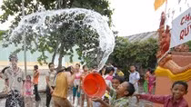 Người dân Khmer đổ ra đường phố, thôn xóm khắp các tỉnh An Giang, Trà Vinh, Sóc Trăng, Bạc Liêu... để té nước cho nhau mừng năm mới.