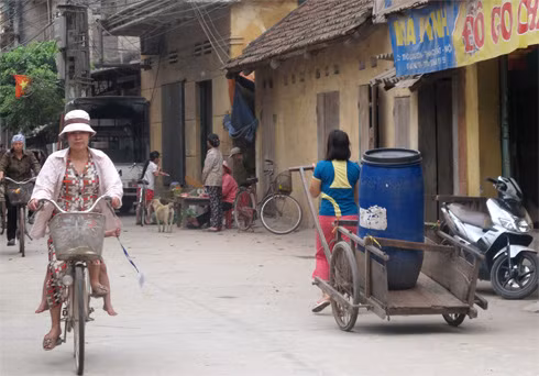 Đến Chàng Sơn vào bất cứ thời điểm nào trong ngày đều có thể bắt gặp những xe chở nước. Người người hồ hởi khi thấy xe đến dù cho họ có phải móc hầu bao. Chị Bích (30 tuổi) chia sẻ: "Một năm chỉ có vài tháng mùa mưa có nước, còn lại 8 tháng gia đình tôi cứ phải đi mua. Dù cho nhà tôi đã vô cùng tiết kiệm nhưng mỗi tháng 2 vợ chồng, 2 đứa con vẫn mất hơn 700.000 đồng".