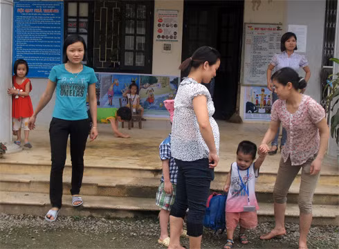 Bà Lê Thị Mai - Hiệu trưởng trường mầm non Chàng Sơn nhấn mạnh tuy nhà trường chỉ có 600 học sinh, nhưng mỗi tháng cũng tiêu hết 4 triệu đồng mua nước vệ sinh, 5,4 triệu nước ăn nên phụ huynh phải đóng thêm 14.000 đồng. Hầu hết học sinh ở Chàng Sơn đều phải gánh thêm khoản tiền này.