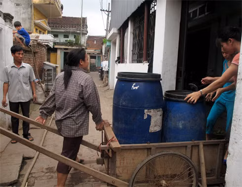 "Chàng Sơn có 7 thôn với 2.600 hộ nhưng 2/3 trong số đó thiếu nước. Toàn xã có 1.100 giếng nhưng chỉ có hơn chục cái có nước. Đã nhiều năm nay, chính quyền kiến nghị lên cấp trên nhưng không biết khi nào mới có", ông Chu Thế Huấn - Phó Chủ tịch xã Chàng Sơn cho biết.