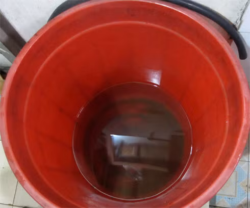 Mặc dù nhà chị Nga (45 tuổi) đã khoan giếng hơn 50 m nhưng ngày 2 lần bơm cũng chưa đầy chiếc xô nhựa này. Chị cho biết phải chờ vài tiếng cho đất, cát lắng đi mới gạn được ít nước trong để ăn.