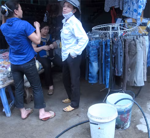 Cũng tại đây, việc biếu nhau một xô nước có giá hơn bó rau, cân hoa quả. Chị Hoa (48 tuổi) nói: "Nhà tôi khoan 3 cái giếng, có cái sâu đến 70 m nhưng không có lấy một giọt. Dù ngại nhưng thỉnh thoảng tôi cũng phải sang hàng xóm xin".