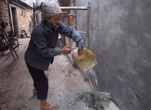 Ngại đi lấy nước từ ao hồ về xây dựng, bà Tâm xót xa bỏ ra 60.000 đồng mua 4 thùng. Bà than đã bao năm nay người dân sống như vậy rồi. Bỏ tiền ra mua nước nhưng nhiều hôm không có mà mua.