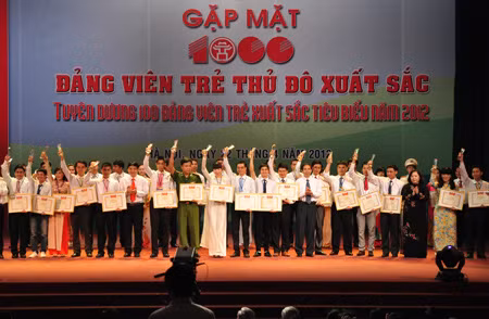 Những chiến sỹ cộng sản trẻ được vinh danh trong buổi lễ tối qua.
