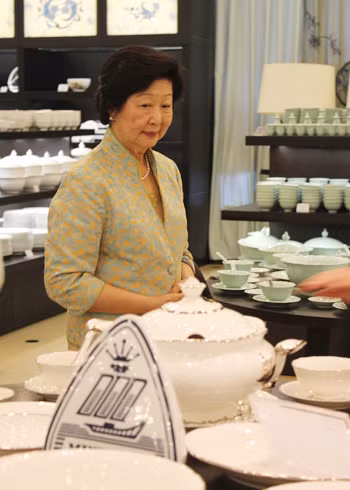Đối với các bộ đồ ăn, tráng men để tạo độ bóng láng không bị rỗ rất quan trọng vì ngoài yếu tố thẩm mỹ, điều này còn giúp không lưu vết bẩn, tránh bám bụi, vi khuẩn...