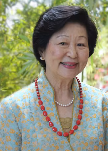 Bà Mary Tan rất vui với món quà ý nghĩa này.