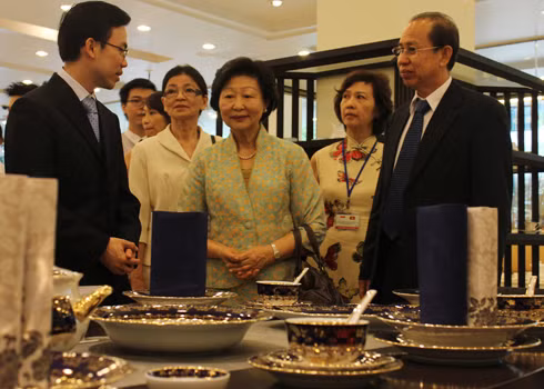 Đại diện Minh Long cho biết, thành phần men được đưa thêm những phụ gia kích cỡ nano để đảm bảo liền mặt cho sản phẩm, vừa bền, đẹp, đảm bảo vệ sinh.