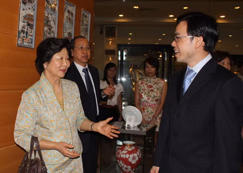 Sáng 26/4, Phu nhân Tổng thống Singapore, bà Mary Tan đã đến tham quan showroom Minh Long I tại Minh Sáng Plaza, Bình Dương. Đây là hoạt động trong khuôn khổ chuyến thăm chính thức Việt Nam của Tổng thống Singapore Tony Tan Keng Yam cùng phu nhân. Công ty này được chọn là doanh nghiệp tiêu biểu của tỉnh Bình Dương cho chuyến viếng thăm của bà Mary Tan.