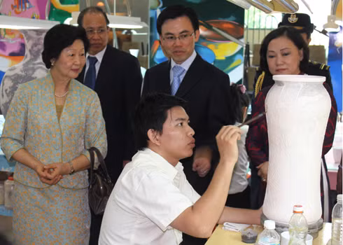 Thăm xưởng chế tác các sản phẩm gốm, Bà Mary Tan khá ngạc nhiên trước sự khéo tay của những người thợ gốm Việt Nam.