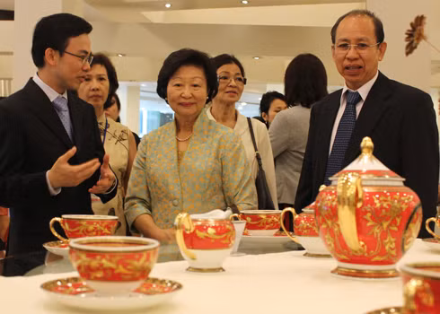 Bà Mary Tan ấn tượng khi được xem bộ trà "Quốc sắc", bộ sản phẩm đồ ăn "Ngọc biển"... Những sản phẩm này được thiết kế với hoa văn tinh xảo, tạo nên phong cách sang trọng cho không gian xung quanh. Các bộ sản phẩm cũng kết hợp giữa văn hóa dân tộc với phong cách hiện đại nước ngoài để tạo ra những sản phẩm đặc sắc, mang được hồn thời đại.