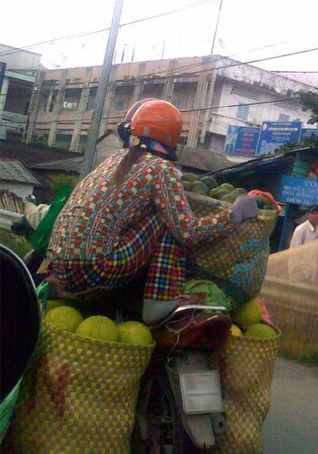 Hay ngồi trên những sọt trái cây.