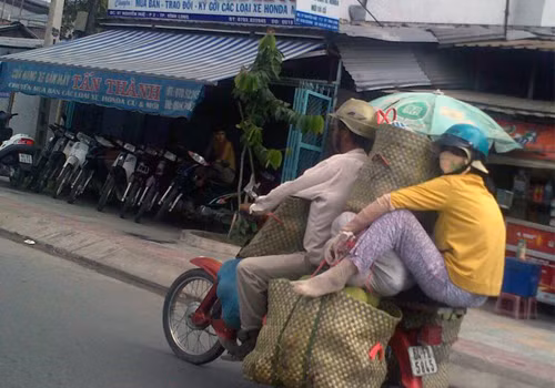 Người ngồi sau vô tư chênh vênh trên đuôi xe.