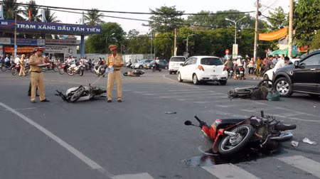 Hiện trường một vụ tai nạn tại Đồng Nai. Ảnh: Tuổi Trẻ.