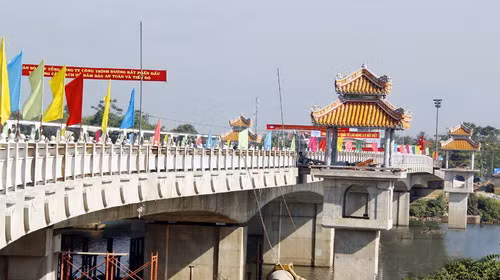 Dọc theo thân cầu có sáu vọng lâu để người dân và du khách có thể ngồi hóng mát, ngắm cảnh. Ảnh: Nguyên Linh. Dọc theo thân cầu có sáu vọng lâu để người dân và du khách có thể ngồi hóng mát, ngắm cảnh. Ảnh: Nguyên Linh.