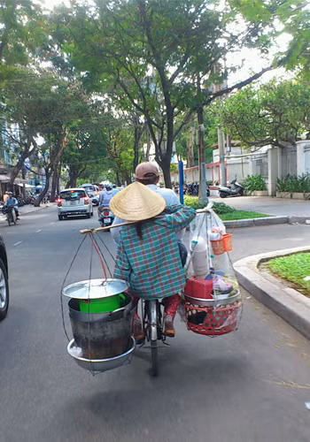 Anh đèo chị gánh đôi quang. Một đời tất tả năm đàng gia phong Ảnh: Nguyễn Lý Đăng Triều.