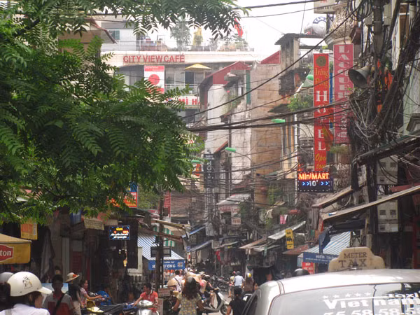 Lượng người đã đông lại thêm sự chằng chéo của giây điện, cáp càng làm cho phố Tạ Hiền càng chật chội hơn. Lượng người đã đông lại thêm sự chằng chéo của giây điện, cáp càng làm cho phố Tạ Hiền càng chật chội hơn.