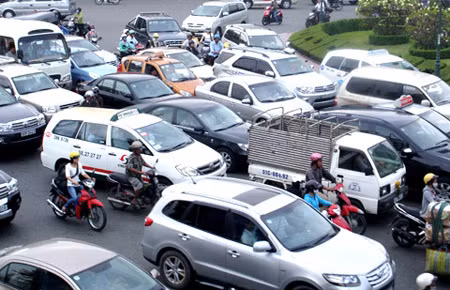 Cần công khai về các loại thuế và phí giao thông người dân đang phải nộp. Ảnh: Dân trí.