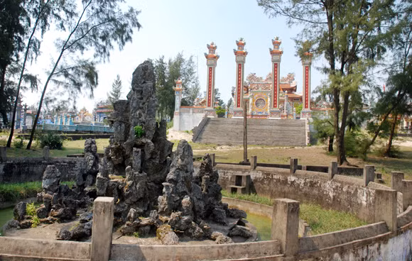 Bên cạnh các khu lăng mộ thì các dòng họ đều xây dựng một Nhà thờ họ riêng. Kiểu dáng kiến trúc, quy mô lẫn độ hoành tráng cũng chẳng kém các lăng mộ như trên. Ngoài ra, còn có thêm nhiều tiểu cảnh khác như hồ nước, hòn non bộ...