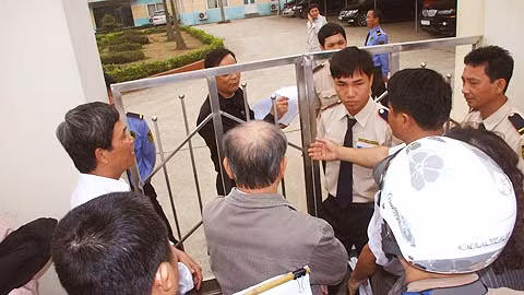 Quá bức xúc vì bị bảo vệ chặn lại trước cổng,...