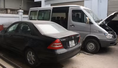 Chiếc C180 tại xưởng sửa chữa An Du (ảnh: H.Ngân).