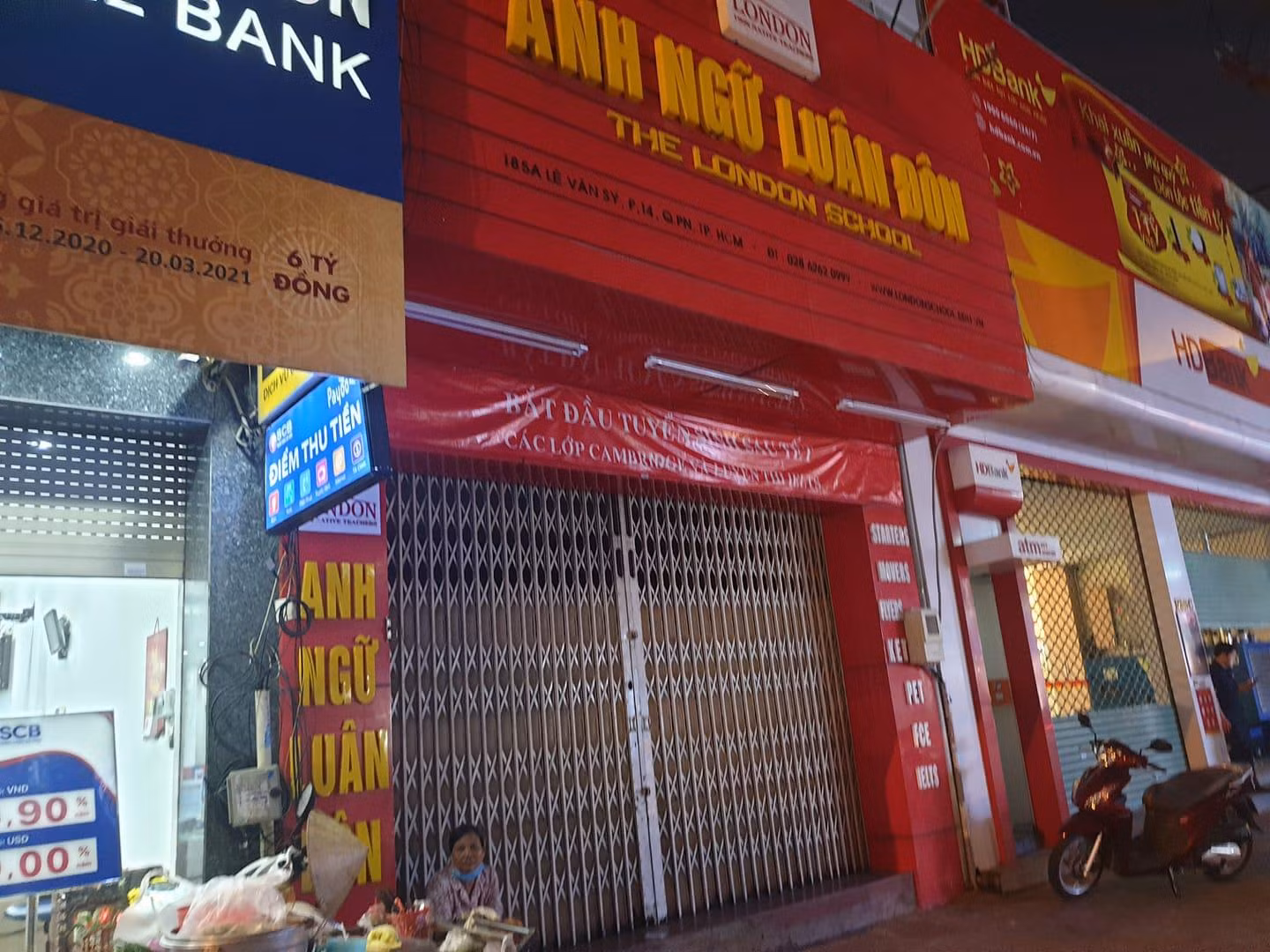 Một trung tâm ngoại ngữ có tên trong danh sách hoạt động không phép tối 28/1 đóng cửa (Ảnh: P.L) Một trung tâm ngoại ngữ có tên trong danh sách hoạt động không phép tối 28/1 đóng cửa (Ảnh: P.L)