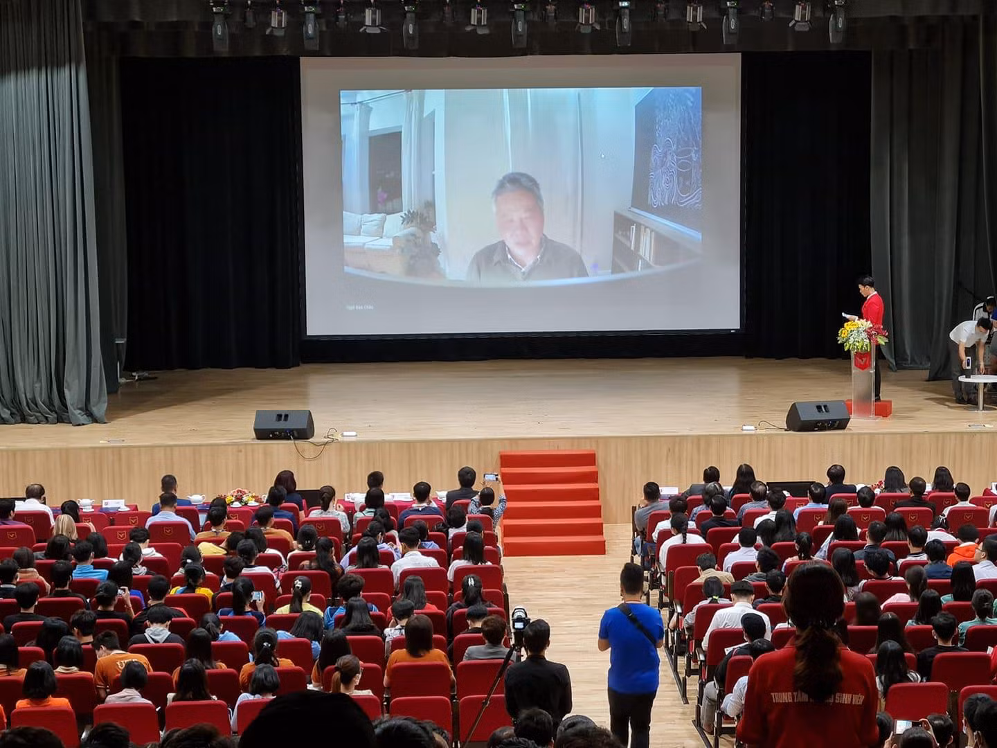 Giáo sư Ngô Bảo Châu giao lưu trực tuyến với học sinh, sinh viên thành phố (ảnh: P.L) Giáo sư Ngô Bảo Châu giao lưu trực tuyến với học sinh, sinh viên thành phố (ảnh: P.L)