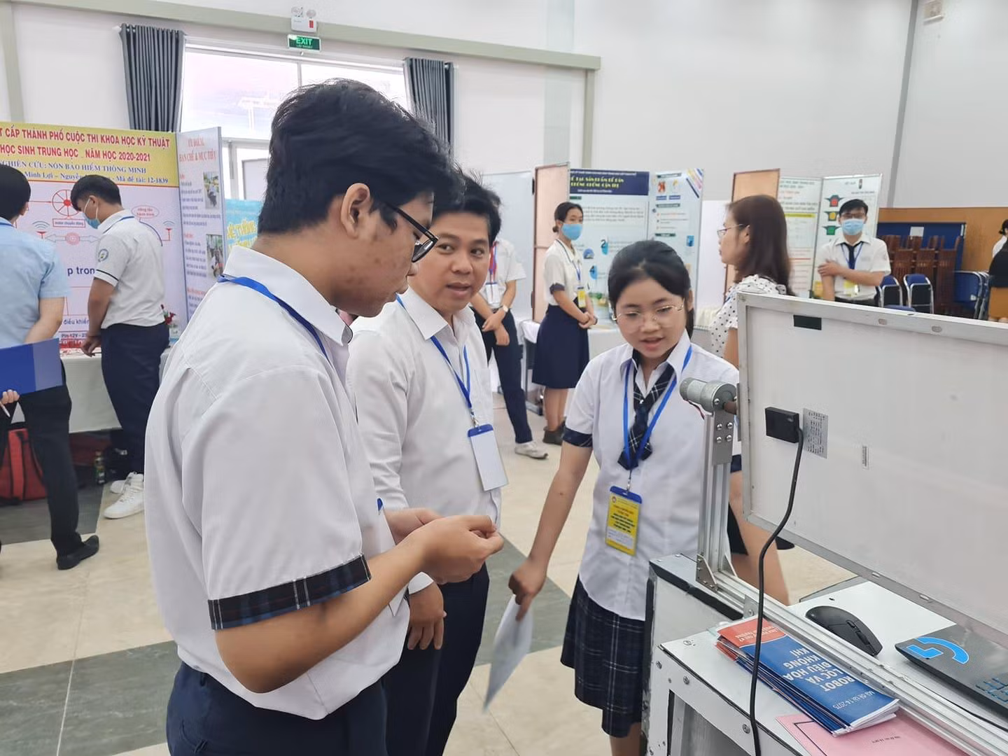 Thành viên Hội đồng giám khảo tham gia góp ý, chấm điểm các đề tài nghiên cứu (ảnh: P.L) Thành viên Hội đồng giám khảo tham gia góp ý, chấm điểm các đề tài nghiên cứu (ảnh: P.L)