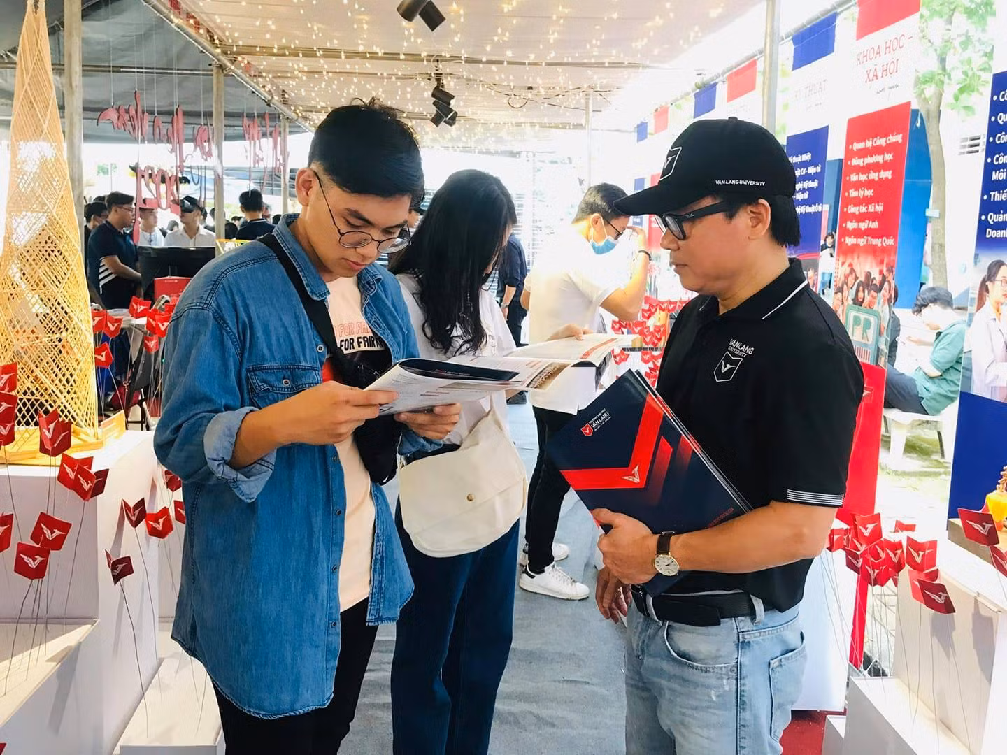 Thầy Võ Văn Tuấn tư vấn trực tiếp cho thí sinh ở gian hàng Trường Đại học Văn Lang (ảnh:VLU)