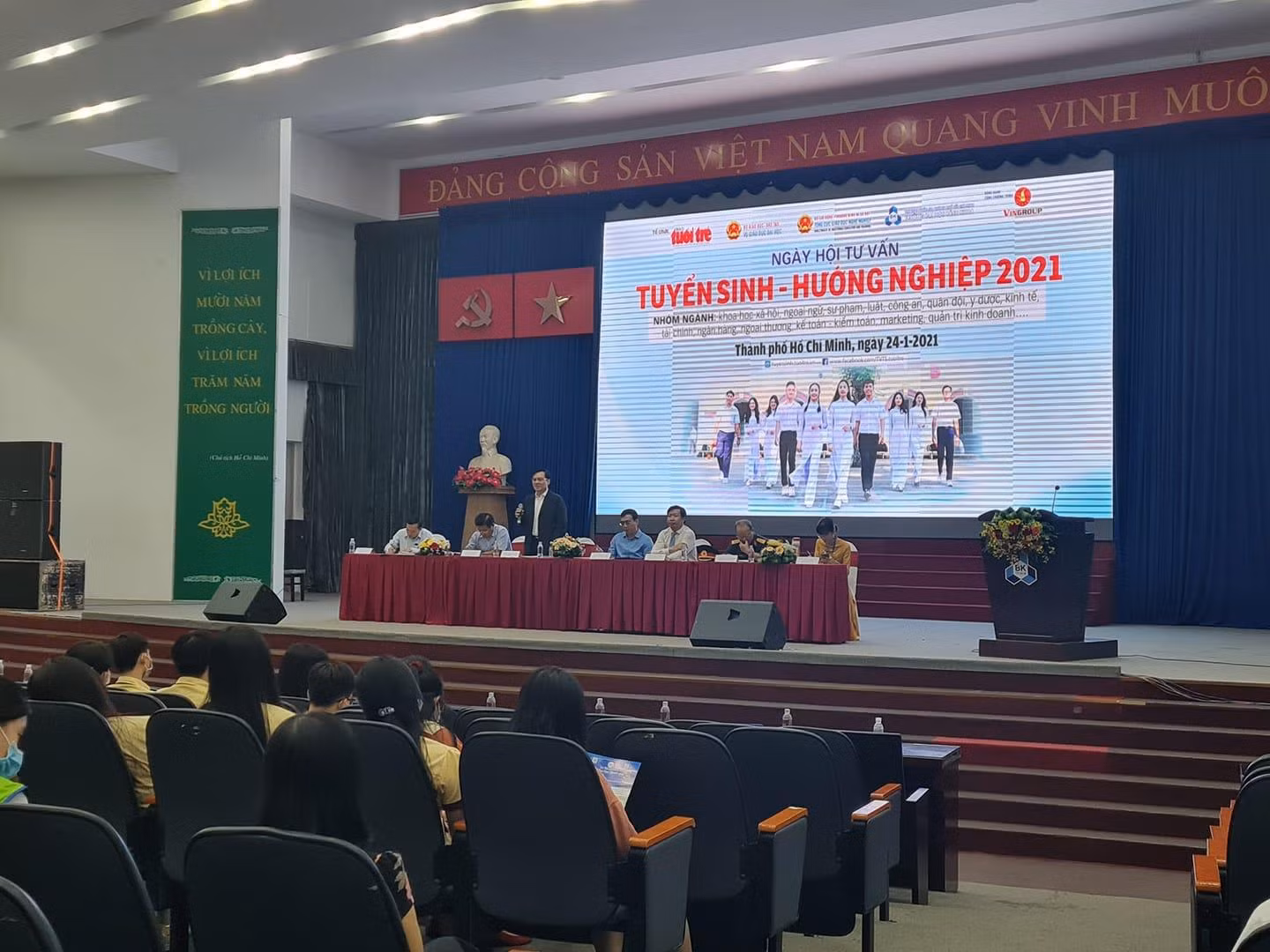 Các chuyên gia tuyển sinh tư vấn trực tiếp cho thí sinh, phụ huynh (ảnh: P.L)