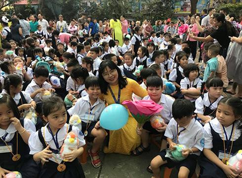 Học sinh trường tiểu học Lạc Long Quân trong ngày tựu trường với cô Hiệu trưởng (Ảnh minh họa: P.L)