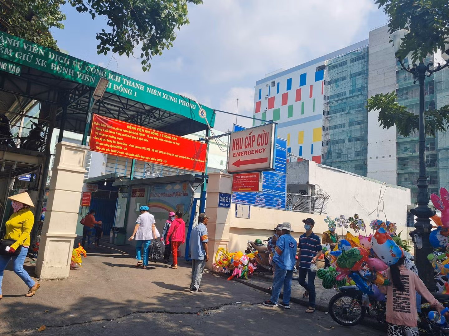 Cho tới cuối buổi sáng 14/1, em học sinh này vẫn nguy kịch tại phòng cấp cứu (ảnh: P.L)