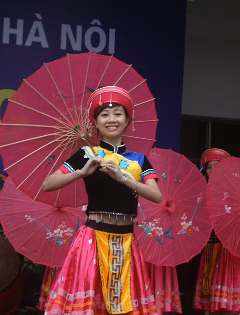 Tiết mục múa dân tộc của các bạn sinh viên nhà trường.
