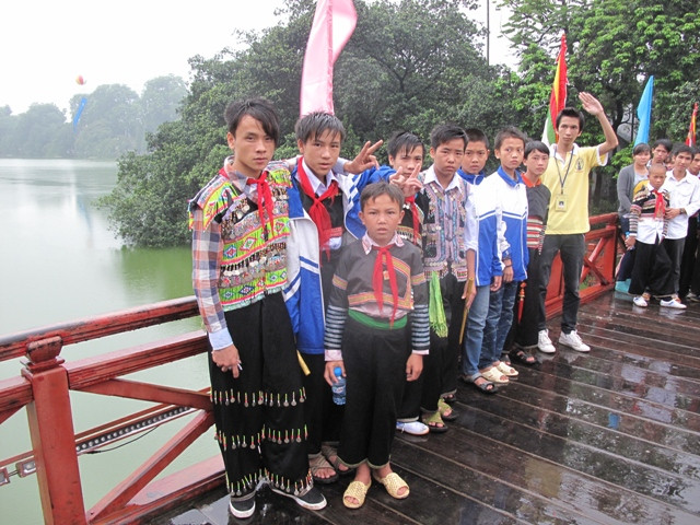 Tranh thủ chụp ảnh lưu niệm trên cầu Thê Húc, một biểu tượng của Hà Nội mà trước đó các em chỉ có biết qua sách vở..