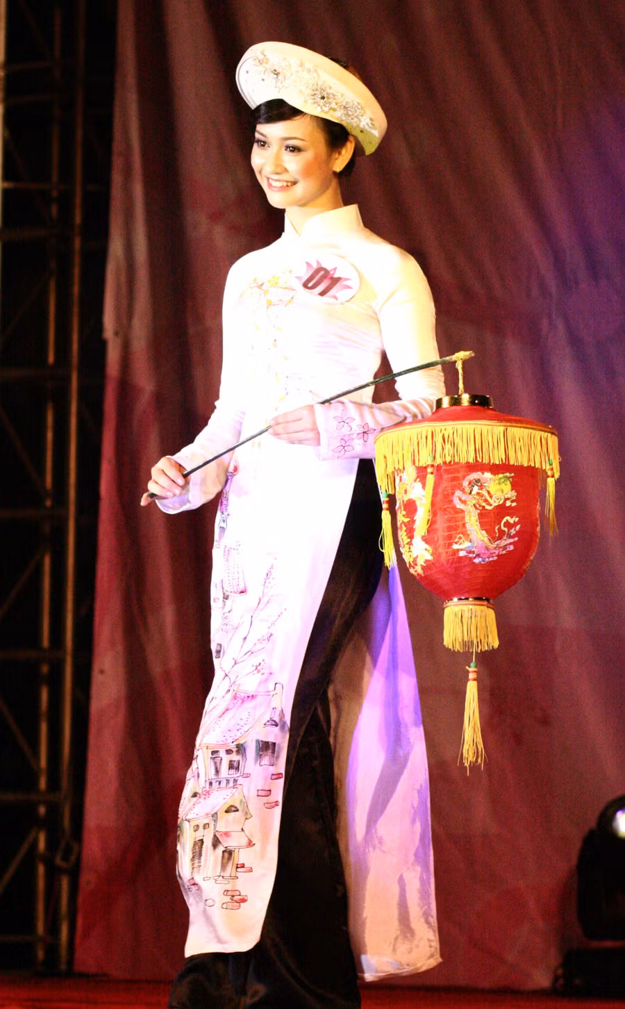 Phần thi trang phục áo dài....